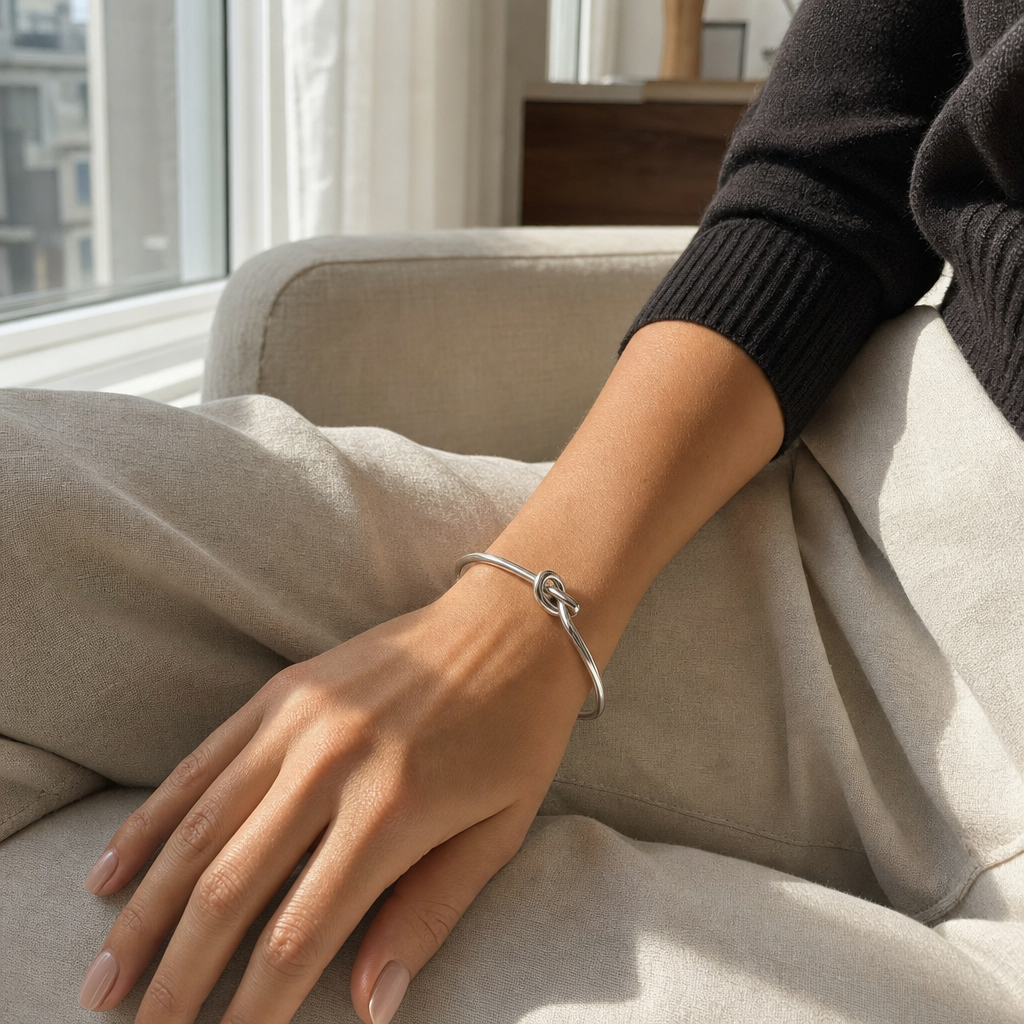 AVELÉ™ Forever Knot Bracelet